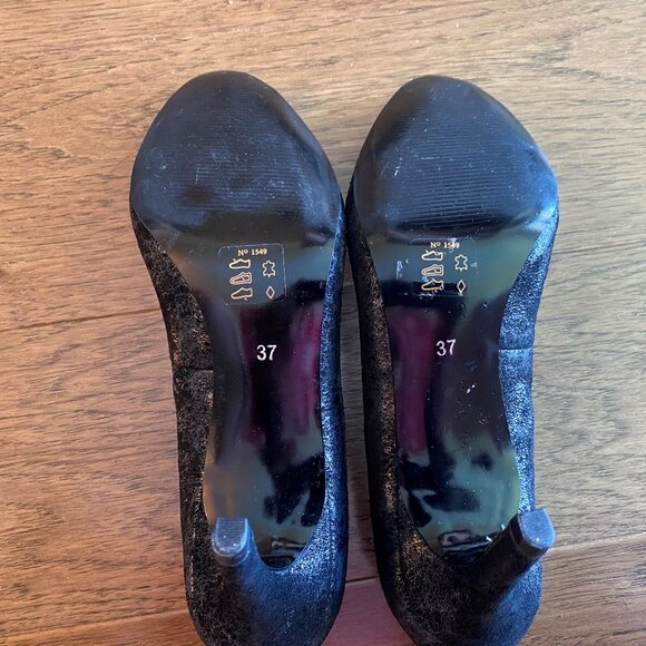 Escarpin à talon haut en cuir noir, ton sur ton légèrement luisant - Picture 2 of 6